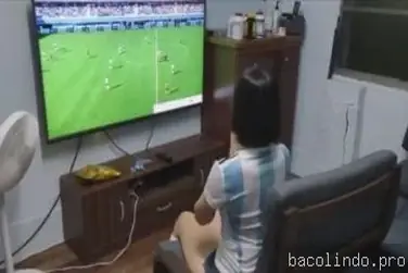 Asyik Main Ponsel Malah Digarap Kasar Pasangan