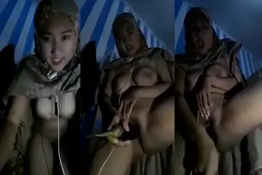 Bokep Hijab Mukenah Colok Memek Pakai Terong