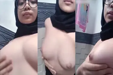 Gadis Jilbab Pamer Tubuh Polos Depan Kamera