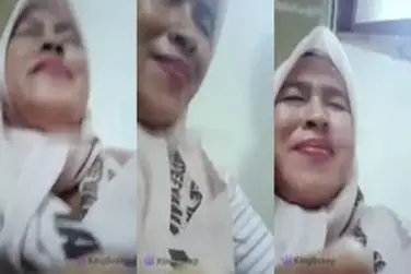 Ukhti Hijab Tante Cantik Pasrah Goyang Kasur